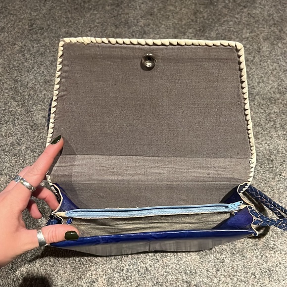 Shoulder purse, navy blue with woven detailing. 3 pockets, working clasp. - Picture 3 of 3